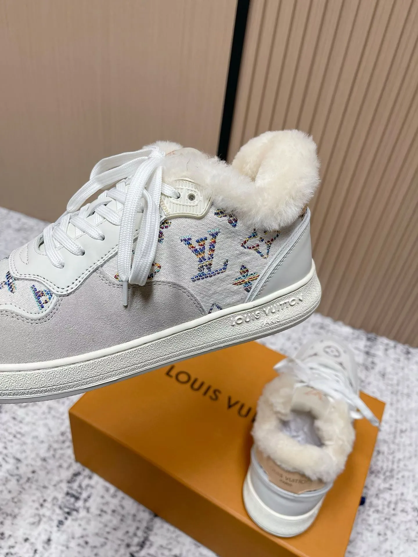 Men's shoes pP700! Top version Louis Vuiton Louis Vuitton sneakers casual shoes wool style‼ ️ LV Trainer sneakers are a classic idea inspired by retro basketball shoes by designer Virgil Abloh. This time, they are spliced ​​with smooth cow leather and Monogram embossed grained cow leather, and are embellished with Monogram flowers on the rubber outsole, reflecting a striking jump in one color! Fabric: Original imported first-layer cowhide Lining: Warm wool lining Bottom thickness: about 3cm Size: 35-41